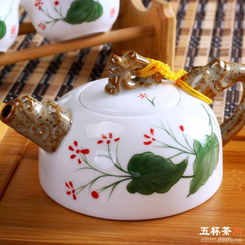 （陶瓷小百科）瓷器泡茶与紫砂泡茶有什么区别?瓷器茶具泡茶的优点